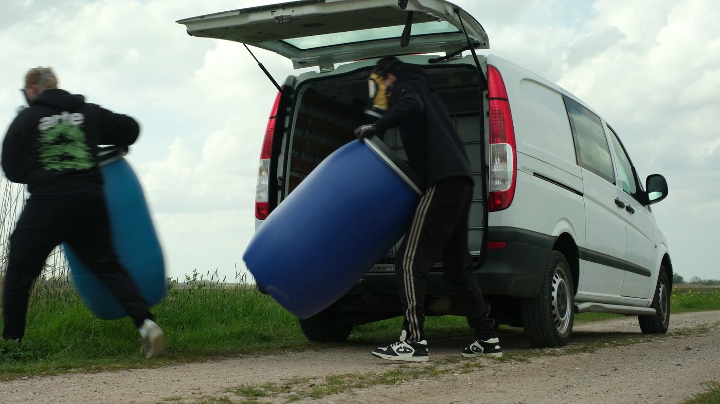 Materialen worden uit een bestelbus geladen in het buitengebied